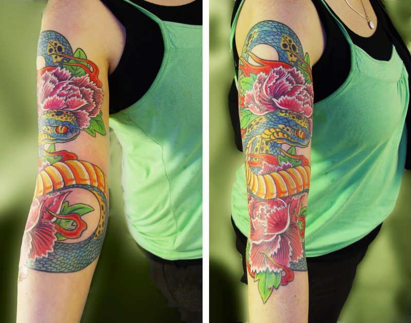 Japonska tetovaža kač je narisana s svetlimi barvami