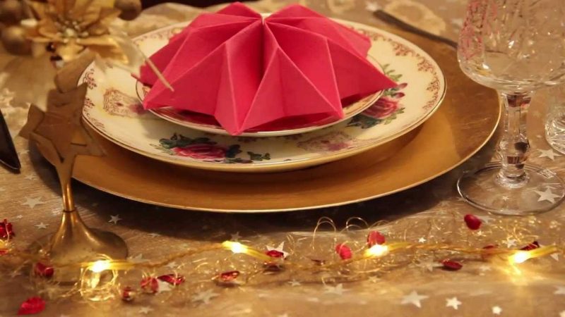 rosa servetter vikningsanvisningar stjärna i kombination med små smycken ger bordet ett snyggt utseende