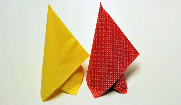 ジューシーナプキンは、黄色と赤の命令のマーキーを折り畳む