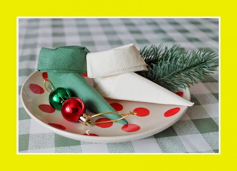 クリスマスのブーツのナプキンは、お祝いのテーブルで面白い気分のための指示を倍