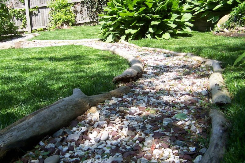 Steinbeet Vorgarten: Kombinera trä och sten när du lägger en stenbädd