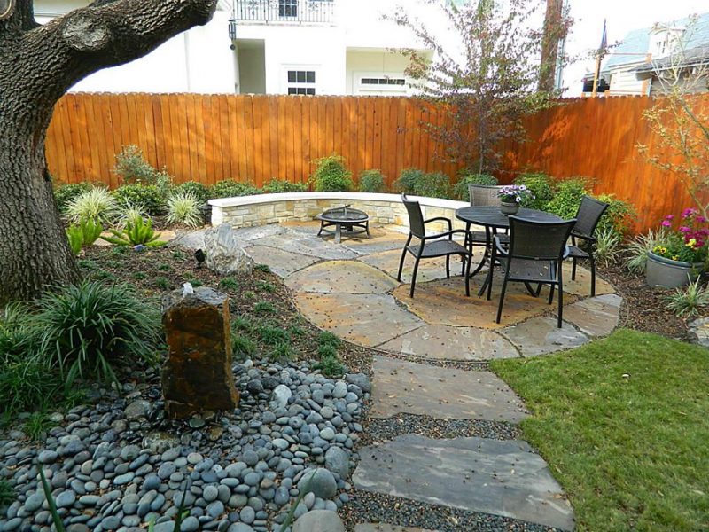 Skapa en stenbädd för att skapa ett rekreationsområde i trädgården