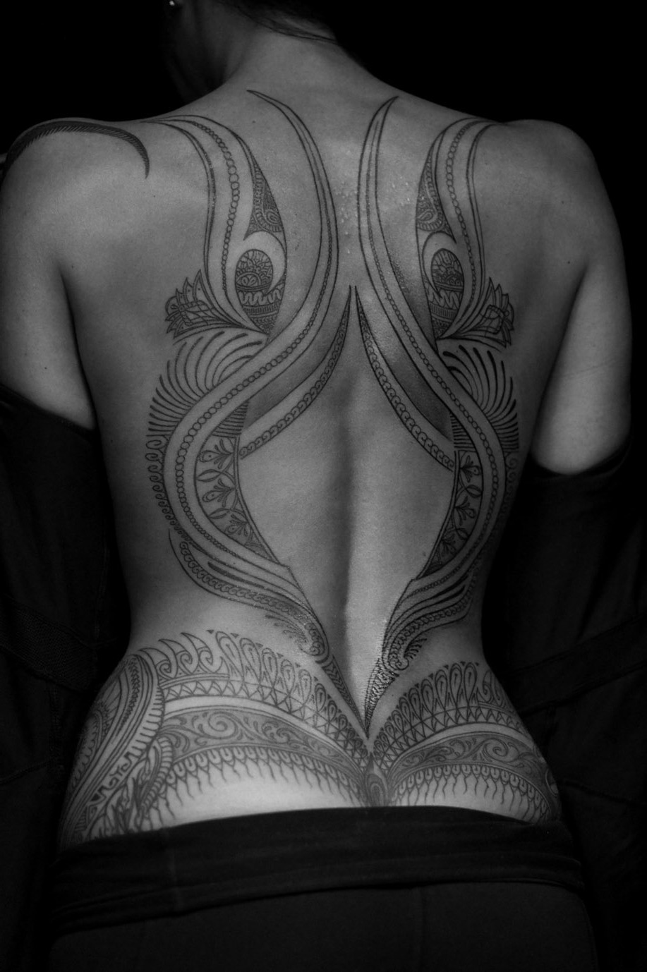 zanimiv ženski motiv tetovaže