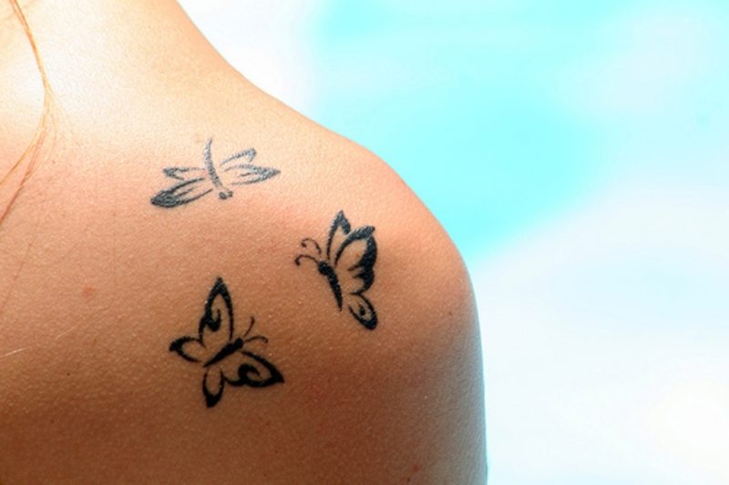 tato wanita tato kupu-kupu ide tato kecil