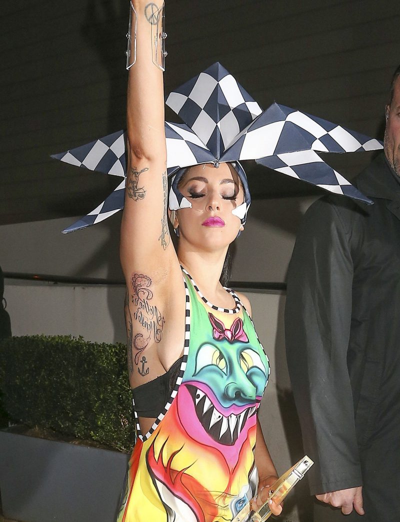 Lady Gaga con le immagini del tatuaggio di Hanky ​​Panky