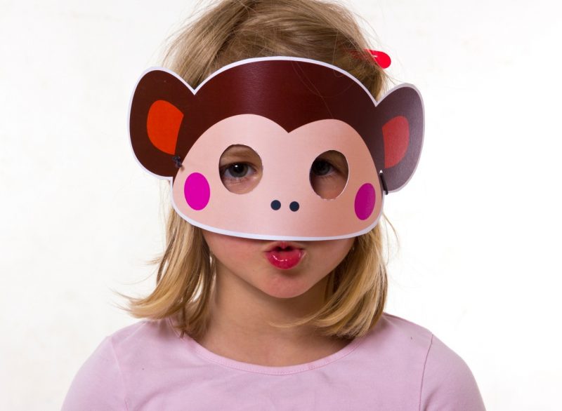 Dyrmasker gjør små søte apekatter på jentas ansikt