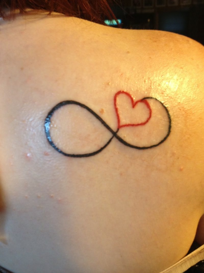 oändligt tecken tatuering rött hjärta