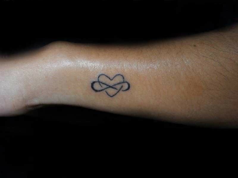 oändligt tecken tatuering tunt mörkt svart hjärta