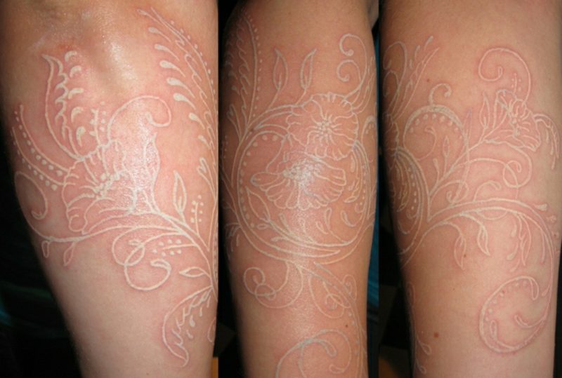 vit tatuering spets blommor kvinna