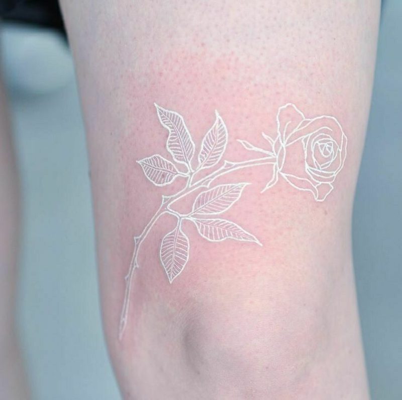 vit tatuering steg vackert utseende