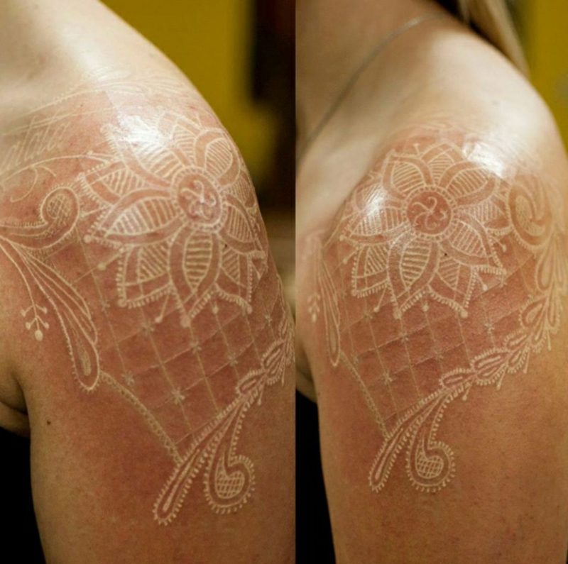 vit bläck tatuering kvinna axel