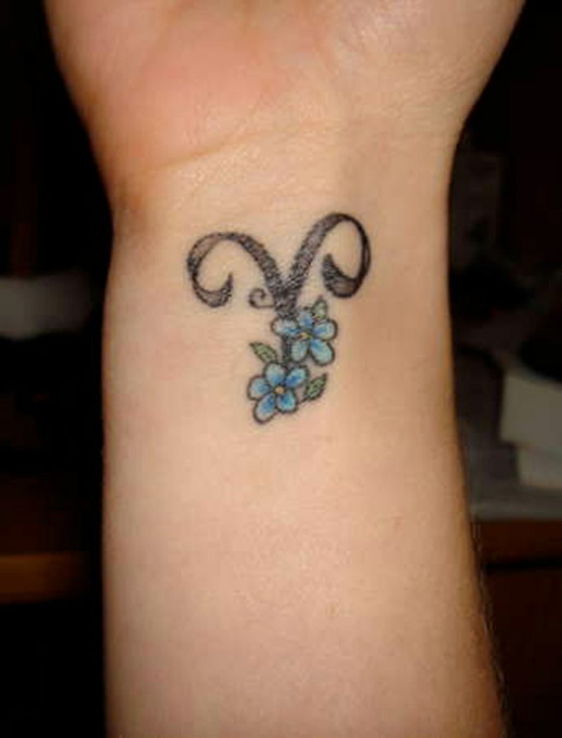 tetovanie tetovanie Modré kvety a Aries Tattoo na zápästie