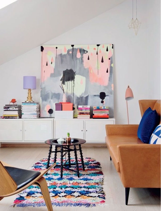 kleurrijk muurontwerp als de lentedecoratie in de woonkamer